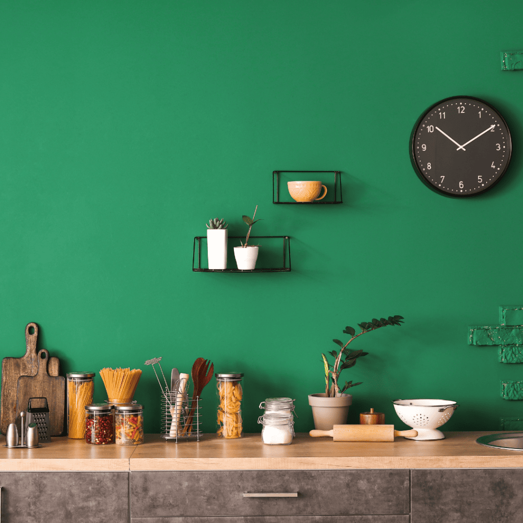 zwarte keuken groene muur